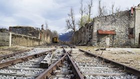 VIDEO O crimă a avut loc la periferia Oradea. O tânără a fost ținută pe șine și ucisă de tren